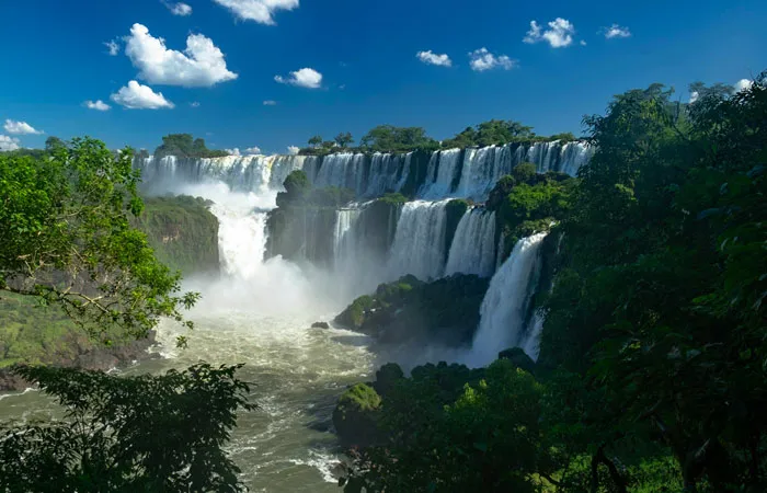 Iguazú-Wasserfälle an der Grenze von Argentinien und Brasilien, umgeben von subtropischem Regenwald