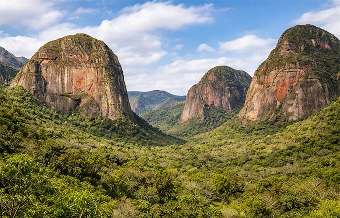 Amboró National Park: Densely forested mountainous landscape with striking rock formations