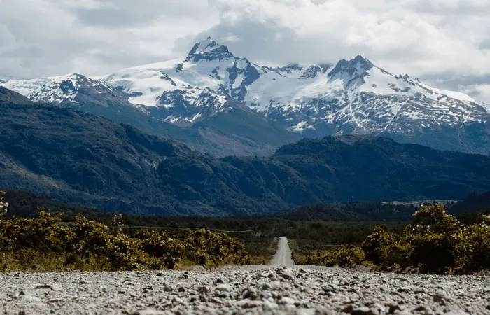 Schotterstrasse der Carretera Austral durch patagonische Berglandschaft