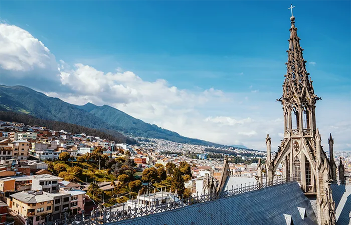 Blick über die historische Altstadt von Quito mit Kirchen und Andenpanorama im Hintergrund