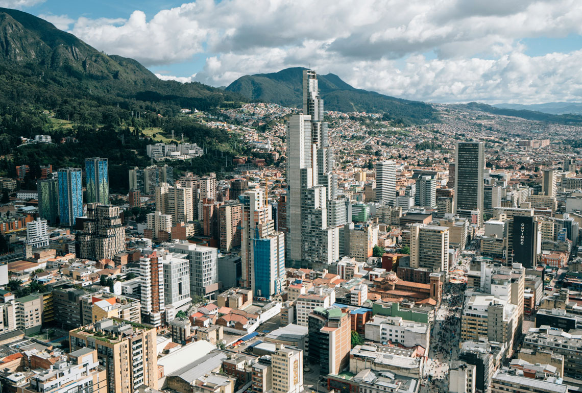 Vue panoramique de Bogotá avec des gratte-ciel modernes devant les Andes verdoyantes et le mont Monserrate