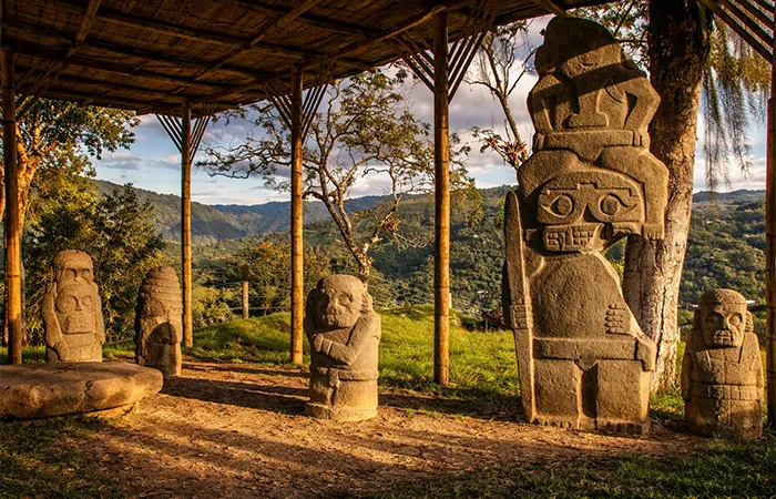 Statues précolombiennes en pierre dans le parc archéologique de San Agustín dans le sud de la Colombie
