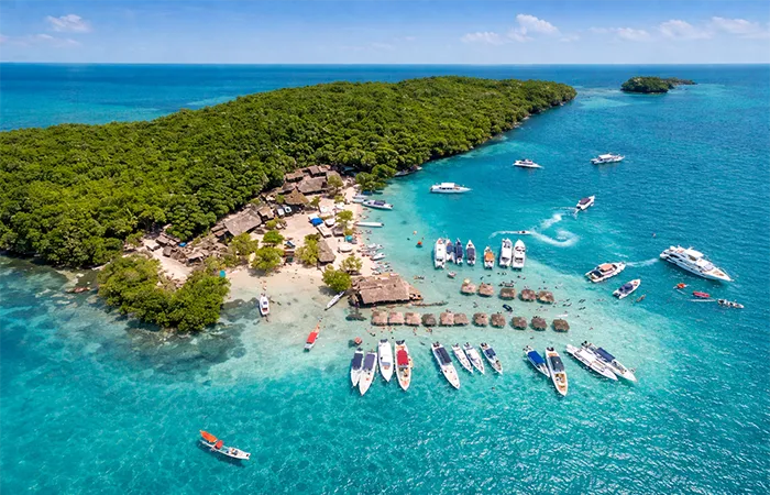 Îles des Caraïbes près de Carthagène avec eau turquoise, bateaux et végétation tropicale