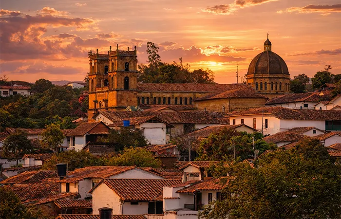 Ville coloniale de petite ville en Colombie avec des toits de tuiles, une église historique et une douce lumière du soir