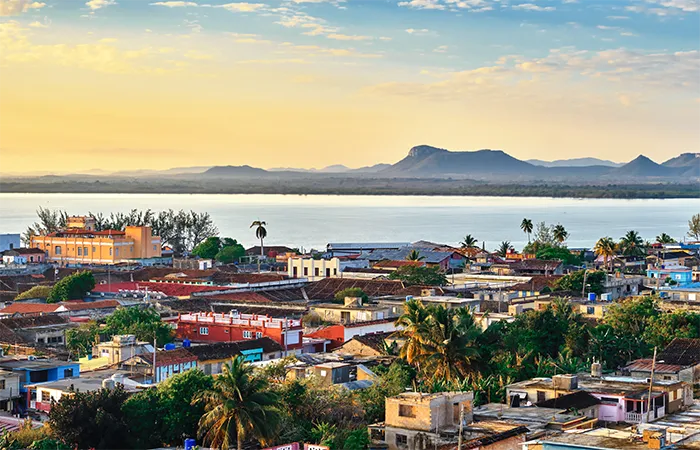 Blick über die Bucht von Baracoa mit Abendstimmung am Himmel