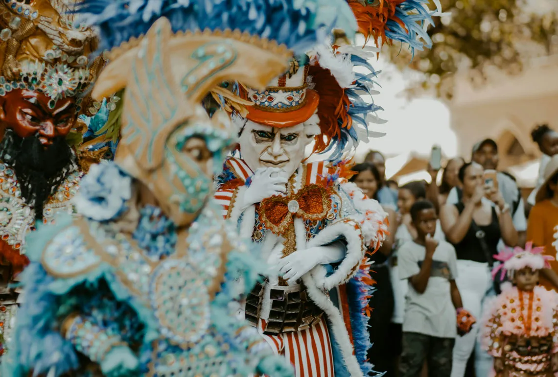 Participantes de un desfile tradicional de carnaval con trajes coloridos