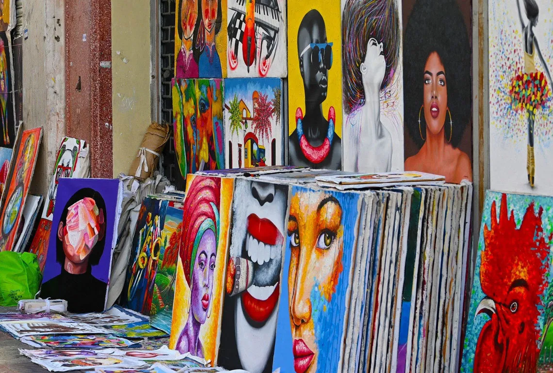 Pinturas y retratos coloridos en un mercado de arte en una ciudad latinoamericana