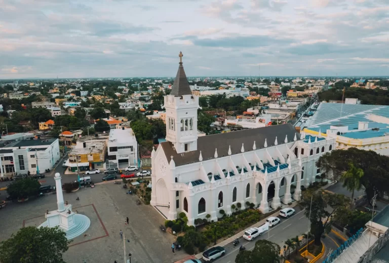 Vista aérea de un casco antiguo colonial con iglesia y plaza central en el Caribe