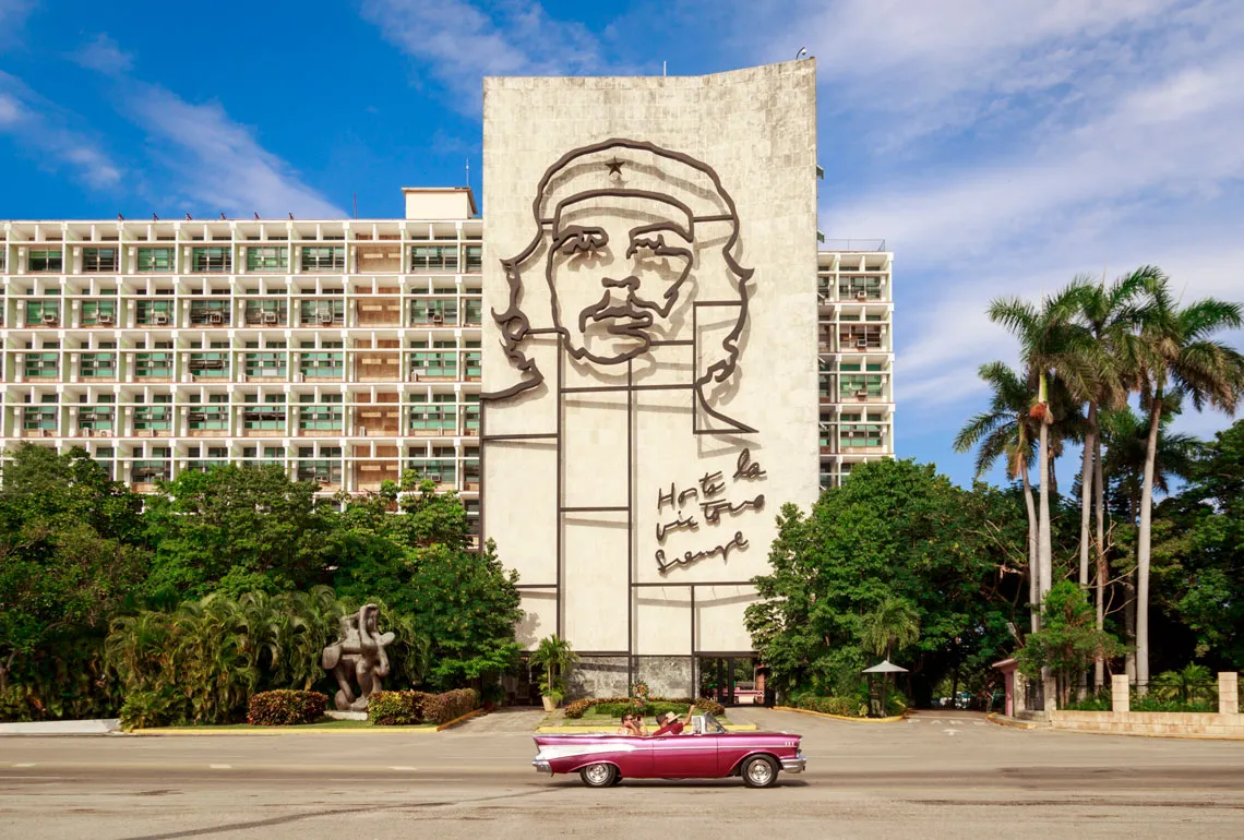 Plaza de la Revolución con mural del Che Guevara y edificio gubernamental moderno en La Habana