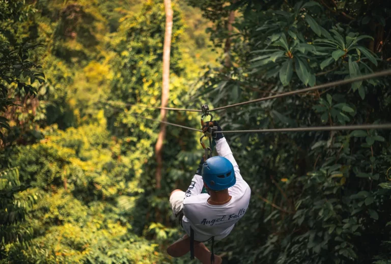Persona realizando una actividad de tirolesa en la selva tropical
