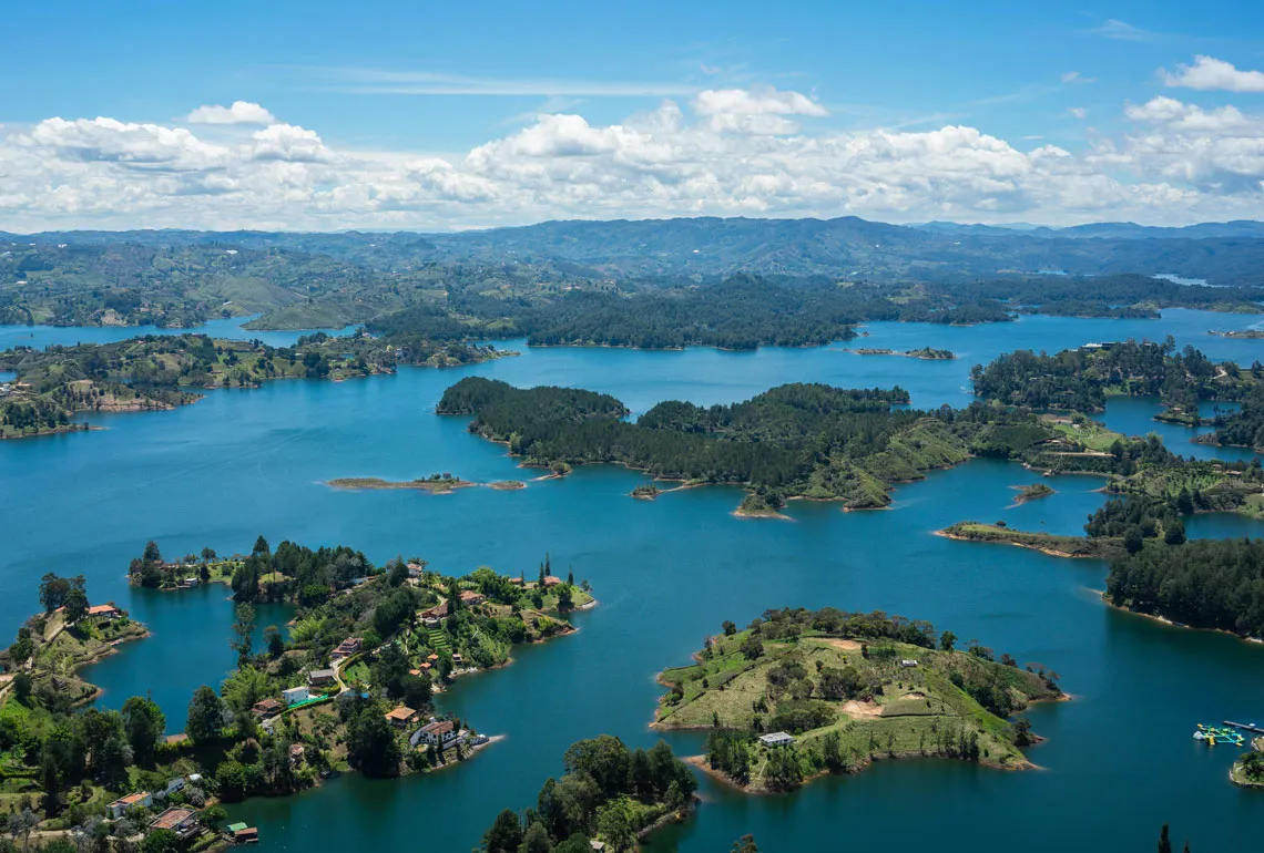 Vista aérea de un paisaje lacustre con islas y colinas en Colombia