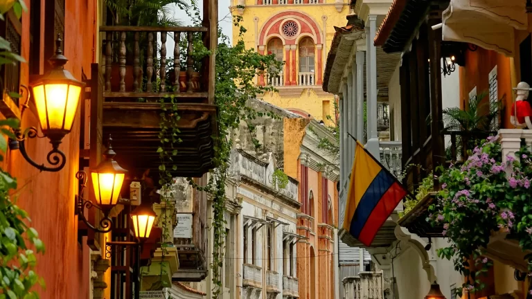 Vieille ville coloniale de Carthagène avec balcons et drapeau colombien
